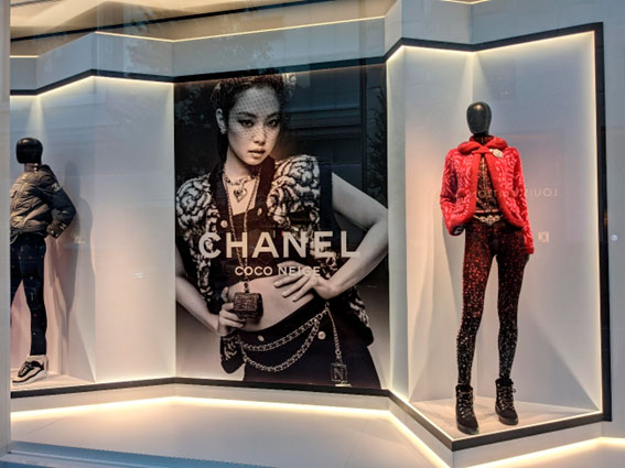 シャネル、既製服進出は創業者の死後 ラガーフェルドは再活性化に寄与