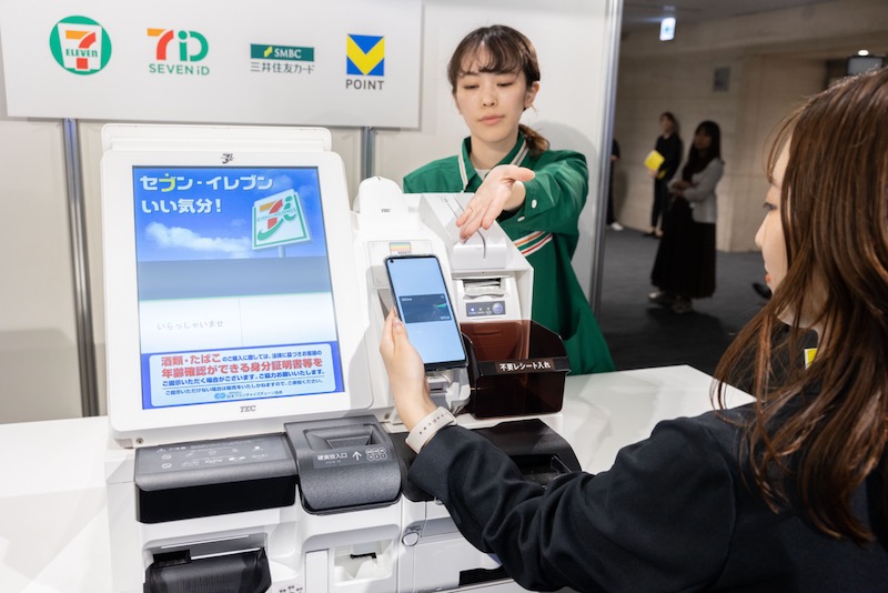 10月15日から、セブンイレブンの店舗でスマートフォンのタッチ決済で10%のポイント還元が始まる（写真＝的野 弘路）