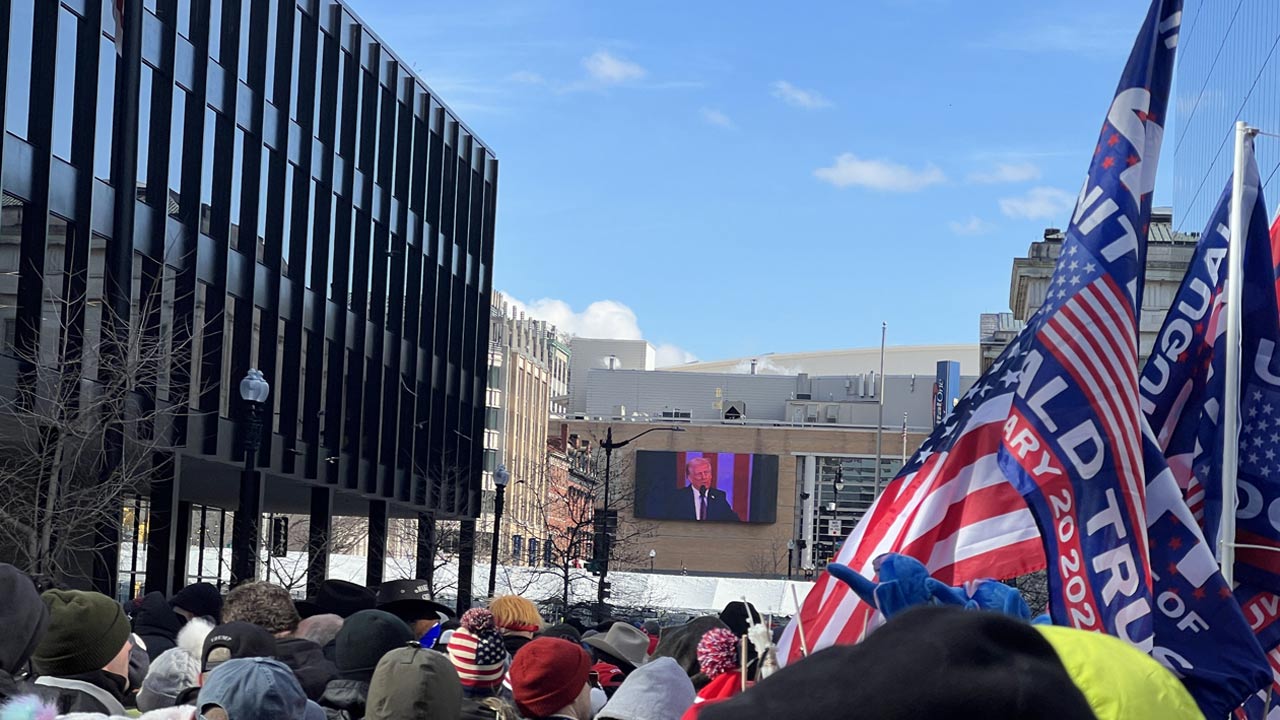 トランプ就任の日、赤く染まった極寒のワシントン：日経ビジネス電子版