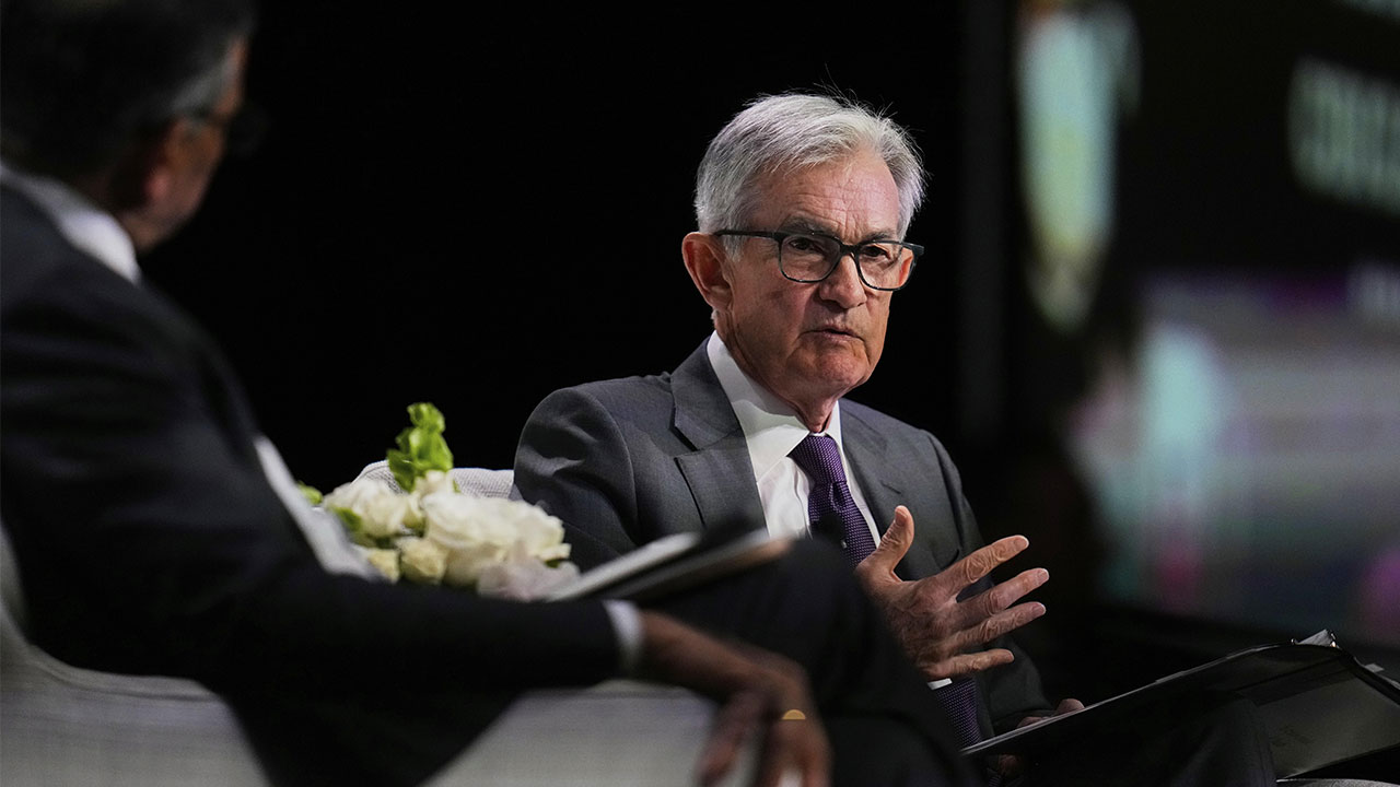 FRBパウエル議長、チキンレースには勝つもトランプ氏が解任言及：日経ビジネス電子版