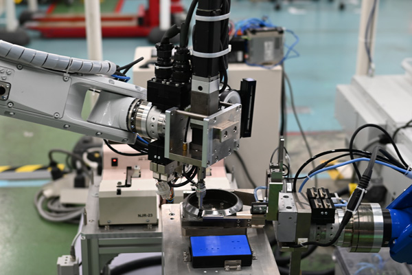 安川電機、AIロボット導入のカギは「ニセ不良品データ」 人の感覚学ぶ