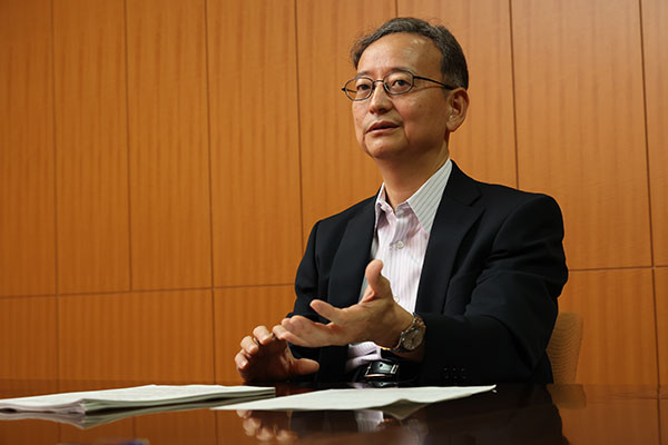 金融庁の井藤長官「地銀の人口減インパクト、溝はテクノロジーで
