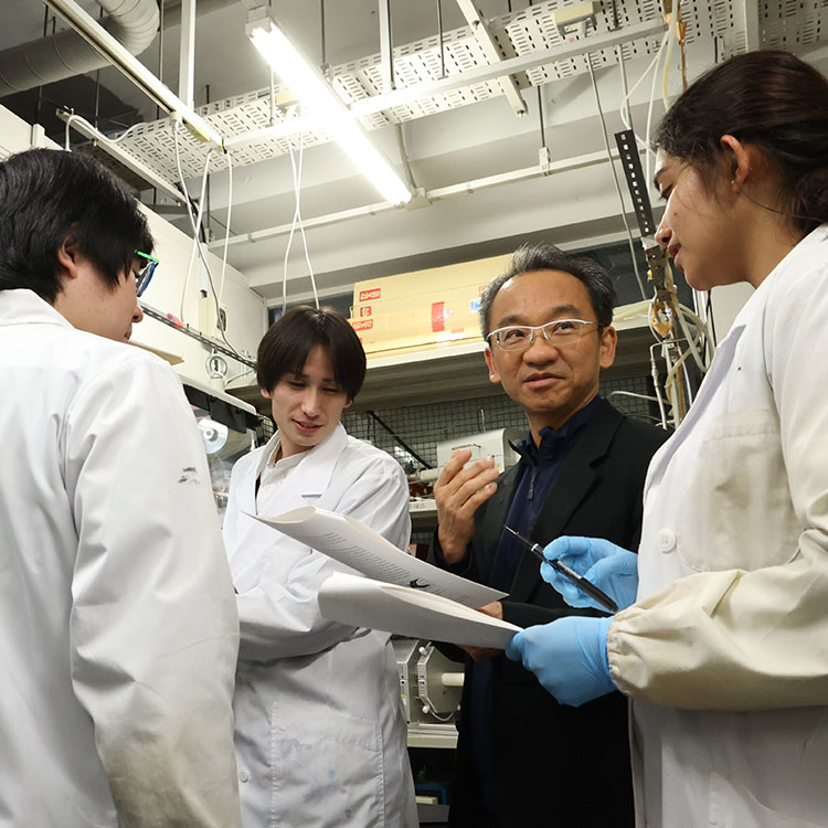 中国、原料制約のない「無尽蔵」電池の開発先行　日本のトップ研究者が漏らす無念