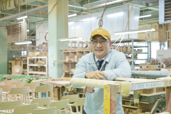 アップルが採用した椅子 倒産寸前のマルニ木工、社運を懸けたデザイン