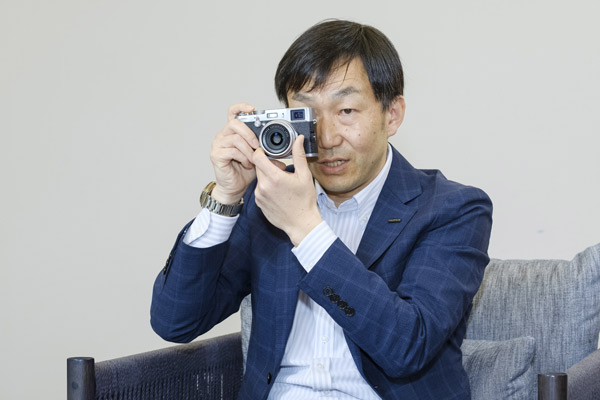 新連載］富士フイルム・ソニーのデジカメ下克上 高級路線が突破口に