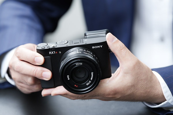 SONY　CANON　CASIO　OLYMPUS　富士フィルム　デジカメ　まとめ 新連載］富士フイルム・ソニーのデジカメ下克上 高級路線が突破口に