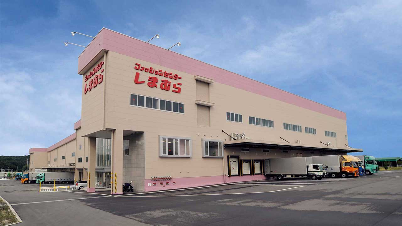 しまむら、1400店の在庫把握 店間移送しコントローラー55人「絶対売り
