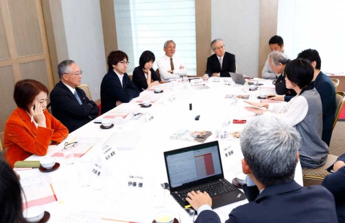日本イノベーター大賞の選考会の様子(写真:竹井俊晴)