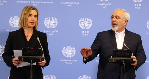 制裁解除を発表するイランのザリフ外相(右)とEUのモゲリーニ上級代表(写真:AP/アフロ)
