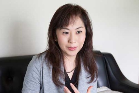 <b>諏訪貴子(すわ・たかこ)</b><br />1971年東京都大田区生まれ。95年成蹊大学工学部卒業後、自動車部品メーカーのユニシアジェックス(現・日立オートモーティブシステムズ)入社。98年父に請われ、ダイヤ精機に入社するが、半年後にリストラに遭う。2000年再び同社に入社するが、経営方針の違いから2度目の退社。2004年父の急逝に伴い、ダイヤ精機社長に就任、経営再建に着手。その後、10年で同社を全国から視察者が来るほどの優良企業に再生した。経済産業省産業構造審議会委員。政府税制調査会特別委員。日経ウーマン「2013ウーマン・オブ・ザ・イヤー」大賞受賞。「夢の扉+」(TBSテレビ)、「日曜討論」(NHK総合)などメディア出演多数。(写真:稲垣純也、以下同)