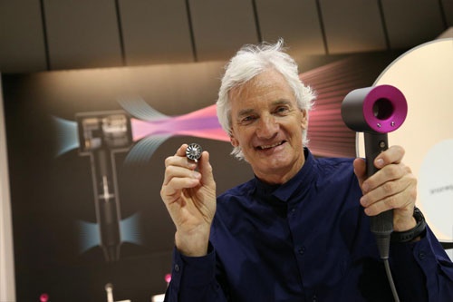 <b>ジェームズ・ダイソン(James Dyson)</b>氏 1947年5月生まれ。紙パックを使用せず吸引力が衰えないサイクロン掃除機を発明し、英国などで大ヒットする。その後、独自開発した小型のデジタルモーター技術を応用し、羽根がない扇風機「エアマルチプライアー」などにも製品カテゴリーを拡大。自ら設立した財団を通じてエンジニアの育成に力を注ぐほか、2011年からは母校である英王立芸術大学院(RCA)の学長(Provost)も務める。2007年に英エリザベス女王から「サー(Sir)」の称号を得た(写真:陶山勉、以下同)