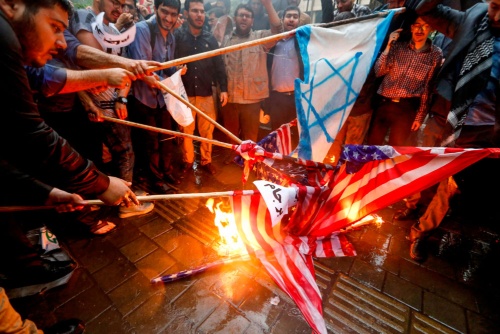 米国によるイラン核合意離脱に抗議するテヘラン市民(写真:AP/アフロ)