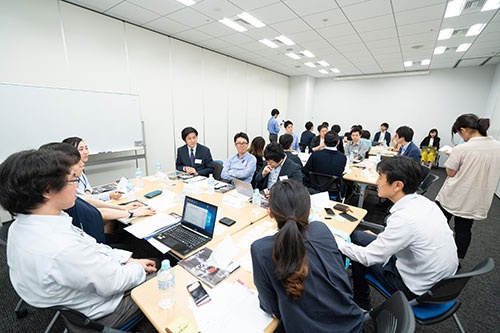 オープン編集会議のメンバーが「日本のイノベーション」について議論(写真撮影:吉成大輔、以下同じ)