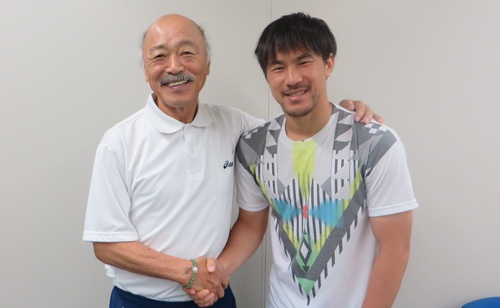 日本代表戦で帰国中に岡崎慎司選手(右)と久し振りに再会した黒田和生氏