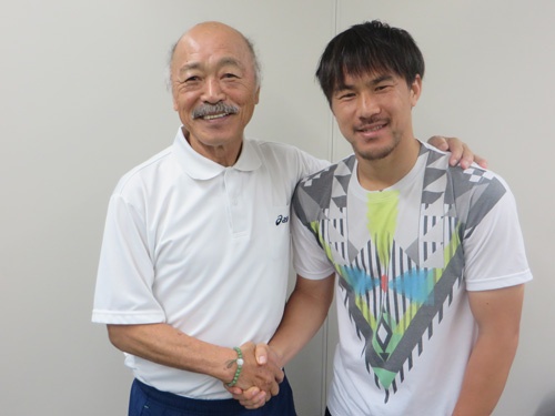 黒田和生氏(左)とレスター・シティの岡崎慎司選手