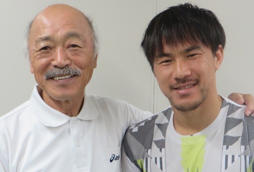 黒田和生氏(左)とレスター・シティの岡崎慎司選手