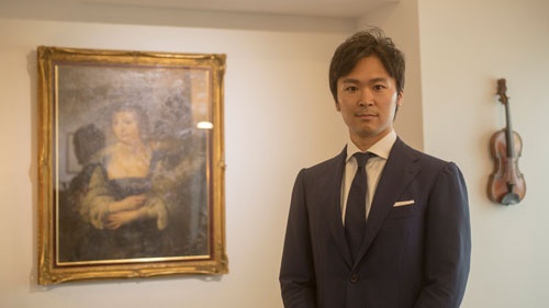 <b>中澤創太(なかざわ・そうた)氏</b></br> 日本ヴァイオリン 代表取締役社長</br>1985年、東京生まれ。父はヴァイオリン修復家、母はヴァイオリニストという音楽家系に生まれ、幼少より国際的に活躍する音楽家と触れ合いながら育つ。15歳で渡英。インターナショナルスクールに通いながら、オークション大手サザビーズや、世界的なイギリスの鑑定家Peter Biddulph Ltdに出入りし、十代から数多くの名器に触れる。上智大学外国語学部卒業後、電通へ入社。営業を経て、メディアプランナーとして数々の音楽・文化プロジェクトに関わる。2014年、株式会社日本ヴァイオリン代表取締役社長に就任。2015年にはクレモナ市ヴァイオリン博物館研究・調査センターにてヴァイオリンの名器、ガルネリ・デルジェスの研究に参加。これまでディーリングも含め、今まで手にしたストラディヴァリウスは70挺を超える。2018年、21本のストラディヴァリウスがアジア史上初めて集結する「東京ストラディヴァリウス フェスティバル2018」の実行委員長/代表キュレーターを務める。