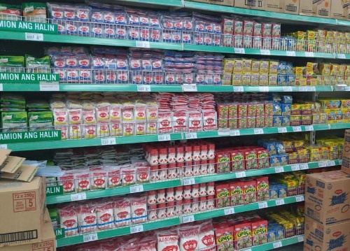 モダン・トレードでは、スーパーやコンビニとの取り引きが中心。上の写真では、うま味調味料の味の素が整然と並べられている
