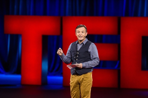 TED2016で進行役を務めるクリス・アンダーソン氏(写真:Marla Aufmuth / TED)