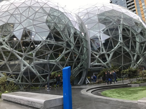 アマゾン本社前に作られた球体のガラスの建物の中では、世界の植物を栽培する。新たなビジネスを育てるアマゾンを象徴するかのようだ。