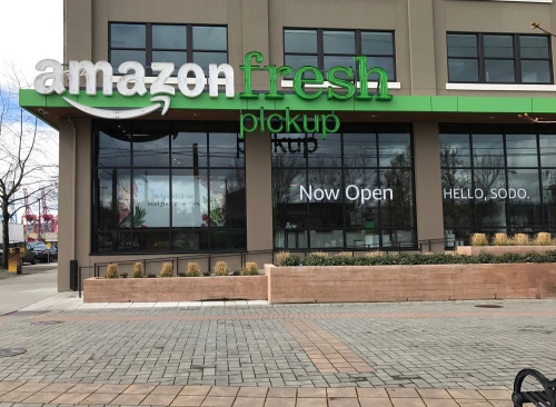 シアトル市内にあるアマゾン・フレッシュのピックアップスポット。ホールフーズを買収したアマゾンが、今後、食材販売の分野でどのようなサービスを仕掛けるのか、注目される。