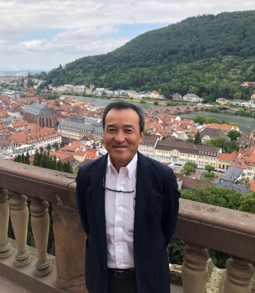 藤崎良一マーケティング室観光アクション部部長。写真はドイツのハイデルベルグ城近くで撮影。地域の食を楽しみながら巡る「ガストロノミーウォーキング」の本場、アルザス地方のウォーキングに参加・視察した帰りに立ち寄った