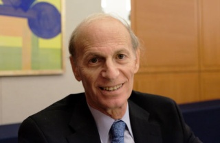 ジェフリー・べーダー氏(Jeffrey Bader)<br /> 米ブルッキングス研究所の上級研究員。外交政策が専門。オバマ政権において安全保障担当の大統領特別補佐官(国家安全保障会議=NSC=の上級アジア部長)を務めた。米政府で30年間働いた経験を持つ。活躍の場は国務省、NSC、通商代表部など多岐にわたった。著書に『オバマと中国』など