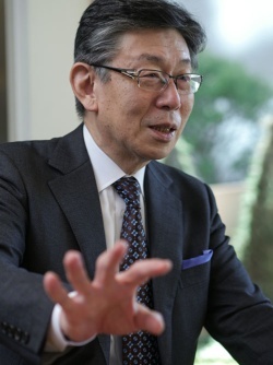 <span class="fontBold">津上俊哉(つがみ・としや)</span><br /> 津上工作室の代表。1980年、東京大学法学部を卒業し、通商産業省(当時)に入省。在中国日本大使館 経済部参事官、通商政策局北東アジア課長を経て退職。2012年から現職。(写真:加藤 康)