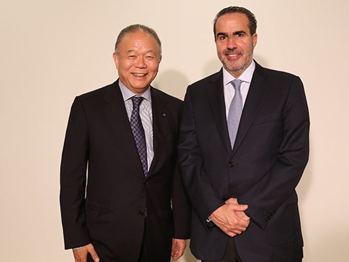 YKKの吉田忠裕会長CEO(最高経営責任者、写真左)とキッザニア創業者のハビエル・ロペスCEO(写真:秋元忍)