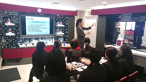 東京・豊洲にあるキッザニア東京では、中学生向けの特別プログラムを不定期で提供している。写真は資生堂によるスキンケア講座