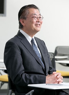<b>日高信彦 氏<br /></b>ガートナー ジャパン 代表取締役社長 1976年東京外語大外国語部卒業後、日本アイ・ビー・エム入社。1996年アプリケーション・システム開発部長。2001年アジア・パシフィックCRM/BIソリューション統括。2003年4月から現職。