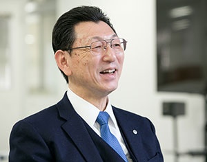 <b>安部 真行 氏<br /></b> 花王 執行役員情報システム部門統括 1980年青山学院大学理工学部卒業後、花王石鹸(現花王)入社。2003年情報システム部門情報技術グループ部長、2010年同戦略企画部長。2013年12月情報システム部門統括(現任)。2015年3月執行役員(現任)。