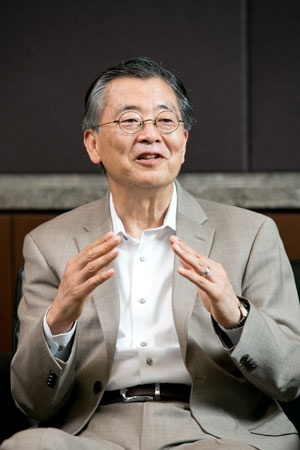 <b>日高 信彦 氏</b><br />ガートナー ジャパン 代表取締役社長<br />1976年東京外語大外国語部卒業後、日本アイ・ビー・エム入社。1996年アプリケーション・システム開発部長。2001年アジア・パシフィックCRM/BIソリューション統括。2003年4月から現職。