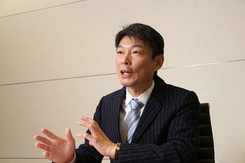 杉田 浩章(すぎた・ひろあき)氏ボストン コンサルティング グループ 日本代表東京工業大学工学部卒業。慶應義塾大学経営学修士(MBA)。JTBを経て現在に至る。消費財、自動車、メディア、サービス、産業財等の業界を中心に、トランスフォーメーション、グループマネジメント、グローバル化戦略、マーケティング戦略策定・実行支援、営業改革、組織・人事改革等のコンサルティングを数多く手がけている。著書に『BCG流 戦略営業』(日経ビジネス人文庫)など。(写真:陶山 勉、以下同)