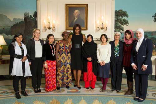 ホワイトハウスでミシェル・オバマ米大統領夫人、「世界の勇気ある女性賞」の他の受賞者らとともに（小酒部さん提供）