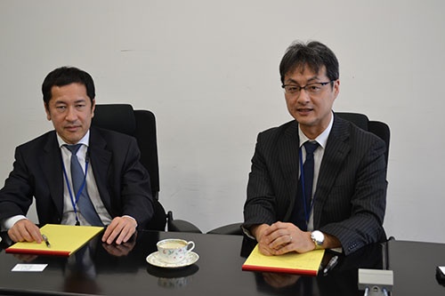 <b>瓜生健太郎(うりゅう・けんたろう)</b>氏=左<br /> 1992年、司法試験合格。95年、弁護士登録(東京弁護士会)、常松簗瀬関根法律事務所(現長島大野常松法律事務所)入所。99年、ソロモン・スミス・バーニー証券会社(現シティグループ証券株式会社)入社。2000年、国際協力事業団・長期専門家(日弁連からベトナム司法省等派遣)。2002年、弁護士法人キャスト(現弁護士法人瓜生・糸賀法律事務所)設立。2009年、弁護士会登録替え(第一東京弁護士会)<br /> <br /> <b>宍戸一樹(ししど・かずき)</b>氏=右<br /> 1998年、司法試験合格。2000年、弁護士登録(第一東京弁護士会)、田辺総合法律事務所入所、2005 弁護士法人キャスト糸賀(現弁護士法人 瓜生・糸賀法律事務所)入所。2006年、社団法人日本仲裁人協会(現公益社団法人日本仲裁人協会)事務局次長(現任)。2010年、立教大学法科大学院 兼任講師(現任)。2015年、独立行政法人日本スポーツ振興センター 日本アンチ・ドーピング規律パネル委員(現任)。