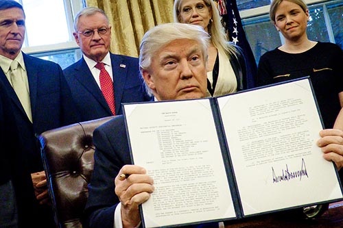 「大統領令」を連発するトランプ米大統領(写真:Pool/Getty Images)