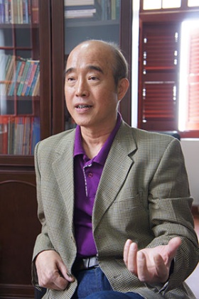 <b>庄国土(ジュアン・グオトゥ)</b><br/>アモイ大学特別教授、マレーシア研究所所長、前南洋研究院院長。アジア太平洋の国際関係や華僑研究の第一人者。1986年以降、オランダやイタリア、米国、マレーシアなどの大学や研究機関で研究員や客員教授を務める。京都大学や立命館大学といった日本の大学との関係も深い。