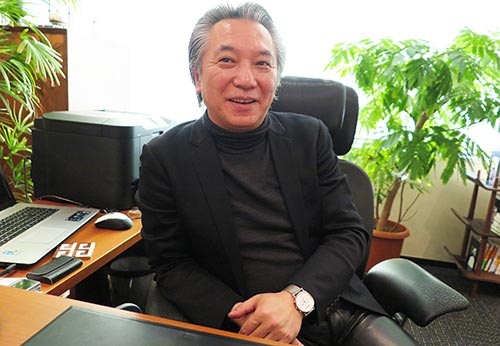 泉谷閑示(いずみや・かんじ)氏精神科医、思想家、作曲家 1962年秋田県生まれ。東北大学医学部卒業。東京医科歯科大学医学部附属病院、財団法人神経研究所附属晴和病院などに勤務したのち渡仏、パリ・エコールノルマル音楽院に留学。現在は、精神療法を専門とする泉谷クリニック院長。「泉谷セミナー事務局 official site」を通じて、一般向けのセミナーや勉強会も行っている。『「普通がいい」という病』『反教育論 ~猿の思考から超猿の思考へ~』など著書多数。近著に『仕事なんか生きがいにするな ~生きる意味を再び考える~』『あなたの人生が変わる対話術』がある。