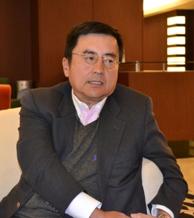 <b>服部 暢達(はっとり・のぶみち)</b><br/>早稲田大学大学院ファイナンス研究科客員教授。1981年、東京大学工学部卒業。日産自動車を経て89年6月、マサチューセッツ工科大学スローン・スクール経営学修士課程修了。1989年から2003年まで米系大手投資銀行に勤務、M&Aアドバイザリー業務を担当。98年からマネージング・ディレクターとして同業務を統括。2003年、一橋大学大学院国際企業戦略研究科客員教授、09年、早稲田大学大学院客員教授に就任。ファーストリテイリングの取締役も務める。著書に「日本のM&A 理論と事例研究」(日経BP社)など