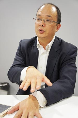 <b>鄭志彬(ヂォン・ヂービン)氏</b><br/>ファーウェイ・ストラテジ部バイス・プレジデント、法人事業グループ・グローバル・スマートシティ事業部部長、スマート・アーキテクチャ首席顧問、サイバーセキュリティ最高責任者。情報化やサイバーセキュリティ、スマートシティ、クラウドコンピューティング、ビッグデータなどの分野での研究に長く携わっており、個人で100件余りの発明特許を有するほか、中国国家技術発明二等賞、省・部級科学技術進歩賞一等賞5件の受賞歴を持つ。