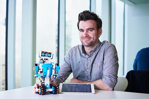 「レゴブースト(Lego Boost)」開発メンバーのサイモン・ケント・デザインディレクター。(写真:永川 智子、以下同)
