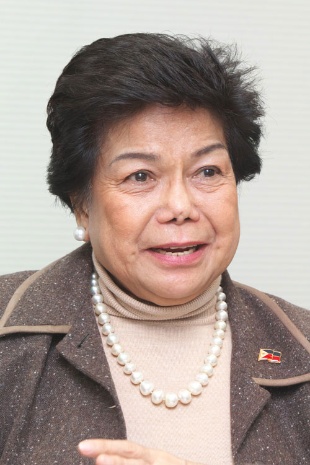 <b>リリア・デ・リマ 氏</b><br />フィリピン経済区庁長官・フィリピン貿易産業省副大臣<br />1945年生まれ。マニュエルケソン大学卒業、同大名誉法学博士。マニラワールドトレードセンターCOO(最高執行責任者)などを経て、1995年からフィリピン経済区庁(PEZA)長官を務める。大統領が替わってもその都度再指名を受け、歴代4大統領に仕える。海外からフィリピンへの企業誘致に尽力する。<br />(写真:山田 哲也)