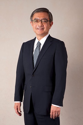 <b>清水 隆明氏(しみず・たかあき)</b><br/>NEC取締役執行役員常務兼チーフマーケティングオフィサー(CMO)<br/>1978年4月NEC入社。2006年4月官庁ソリューション事業本部長、2010年4月執行役員に就任。2011年7月執行役員常務、2013年4月執行役員常務兼 CMO(チーフマーケティングオフィサー)。2013年6月取締役 執行役員常務兼CMO(チーフマーケティングオフィサー)、現在に至る。国際ユニヴァーサルデザイン協議会(IAUD)理事長には2015年6月に就いた。