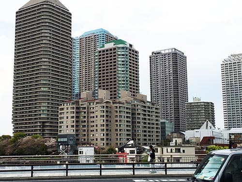 東京都中央区の佃大橋の上に立つと、どちらの方角を見てもタワーマンションが視界に入ってくる。タワーマンションは人々の都心回帰の受け皿となった。
