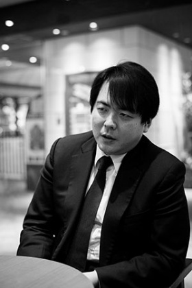 <b>大島てる(おおしま・てる)</b><br/>平成17年9月に事故物件サイト「<a href="http://www.oshimaland.co.jp/" target="_blank">大島てる</a>」を開設。当初は東京23区のみの事故物件情報を公示していたが、その後徐々に対象エリアを拡大していき、現在では日本全国のみならず外国の事故物件をも対象としている。公式Twitter・Facebook・Lineアカウントがある。著書に『事故物件めぐりをしてきました』(彩図社)。「事故物件ナイト」がロフトプラスワンウエスト(大阪)にて不定期開催中。事故物件サイトには<a href="http://www.oshimaland.com/" target="_blank">英語版</a>も存在。元BSスカパー!「ALLザップ」特捜部最高顧問。その活動は『ウォール・ストリート・ジャーナル』でも紹介された。(写真:福田光睦)