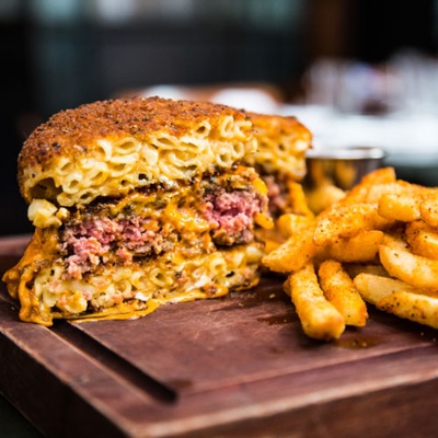 大人気の“Mac-n-Cheese Burger”。間違いなく高カロリー(写真:Chiaki Kato)