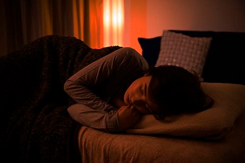 EMDRについては、かねてから睡眠時の「REM睡眠」との類似性が指摘されている。(画像:PIXTA)