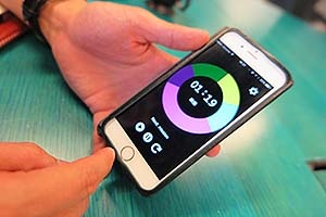 ライフイズテックで学んだ中学生(開発当時)が作成したiPhoneアプリ「見えるプレゼンタイマー」。10万ダウンロードを超えているという