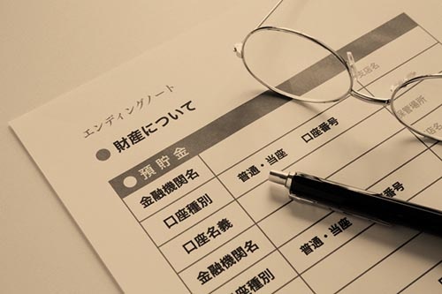 エンディングノートには、「物」「人間関係」「財産」、そして「デジタル遺品」についての情報──この4つの情報を書き留めておくことが必要だ。その4つの情報を、残された人たちに「引き継ぐ」ことができれば、幸せな片づけができる。(写真:PIXTA)
